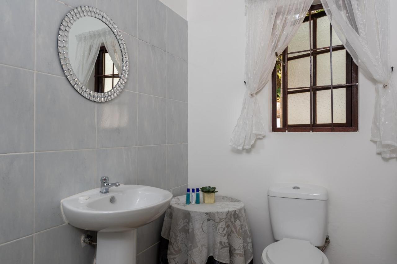 Zesty Guesthouse Port Edward Esterno foto