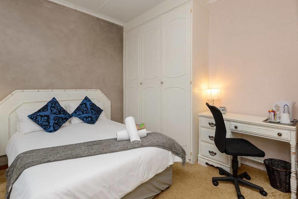 Zesty Guesthouse Port Edward Esterno foto
